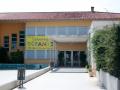 Impotencia, rabia y miedo. Así se siente la familia de una niña de diez años tras el acoso continuado durante más de año y medio hacia su hija en un colegio público de Almazora, Castellón. La menor de edad sufre ansiedad y está bajo supervisión psiquiátrica, con miedo de ir a clase por las agresiones y amenazas que recibe de otra compañera de su misma edad e incluso de los familiares de esta.
“La niña apareció llena de moratones y arañazos por el cuerpo. Tuve que hacer parte de lesiones y denunciar a la Guardia Civil”. La madre de la niña acosada ha detallado a este periódico algunos de los episodios que sufre su hija de forma casi diaria en el centro educativo, del cual no ha recibido apenas respuesta.
IMAGEN PARTE DE LESIONES
“Mi hija no quiere ir a la escuela, tiene ataques de ansiedad. Toma medicamentos, unas gotas para poder descansar. Se acuesta y a las dos horas se levanta otra vez”, son algunas de las consecuencias psicológicas que padece la niña tras las agresiones continuadas. 
NOTICIA RELACIONADA
Además de las agresiones que sufre la menor por parte de otra niña de su edad dentro del colegio, la situación escaló a más la semana pasada, cuando el padre de la acosadora apareció al acabar las clases para golpearles y amenazarles, al enterarse que la familia había decidido abrir parte de lesiones e informar a las autoridades de la situación.
LADILLO/FRASE: AMENAZÓ QUE NOS IBA A MATAR
“Vino el padre de la otra niña, con sus cinco o seis hijos, todos menores de edad menos uno, a pegar a mi marido y a mi hijo de 21 años. Nosotros no hicimos nada, no queríamos problemas. Vino gritando y amenazando que nos iba a matar y quería partirle una muleta en la cabeza de mi marido. Estuvimos una hora con la Policía Local y luego me tocó ir a la Guardia Civil”. Así ha relatado la madre el duro momento que vivió toda la familia. 
Hasta el momento las agresiones se habían producido solo por parte de la otra niña y en el recinto escolar, ya que la madre siempre acompañaba a su hija hasta el momento de entrar en clase, pero ese mismo día, la agresora advirtió a la niña de lo que pasaría después: “Esta tarde se va a liar gorda”. 
Según la madre de la afectada, otros padres del colegio le han advertido que se trata de “una familia problemática” y que los niños ya han sido expulsados de otros dos centros educativos de la misma localidad: “La policía nos dijo que sabían quiénes eran y de qué pie cojeaban, que ya tenía denuncias de agresión previas”.
 LADILLO: EL COLEGIO
El Debate se ha puesto en contacto con el colegio para esclarecer su papel en estos hechos, pero desde el centro educativo no han querido pronunciarse sobre este tema: “No podemos hablar respecto a nada de eso, no podemos comentar nada de ese tema”. 
 “El colegio no está haciendo absolutamente nada. Se reunió el consejo y dos personas que conozco me han dicho que no van a hacer absolutamente nada. Tuve reuniones con el anterior director y me dijo que intentarían hacer algo y nada”. Así relata la madre la respuesta que ha obtenido desde el centro durante este año y medio y con diferentes directores al cargo. 
IMAGEN COLEGIO
“Estamos haciendo todo lo posible”, esas son las palabras que repiten de forma continua a la familia. Entre las medidas que han intentado implantar está que, a la hora del comedor, la niña agredida es la que no se queda con el resto de compañeros y la trasladan con la monitora de infantil. También probaron con un horario especial en el que tenía que entrar 15 minutos después y salir otros 15 minutos antes que el resto de alumnos del colegio, pero que tampoco resultó efectivo.
La madre de la menor ha decidido acudir a la prensa ya que no ve una respuesta efectiva por parte del centro educativo y ha sido ella misma quien ha tenido que denunciar a la Policía y presentar el parte de lesiones. “Me dicen que no pueden expulsarla”, señalada la afectada. 
NOTICIA RELACIONADA
La madre critica duramente la falta de medidas efectivas y el papel del colegio, señalando que tiene un galardón como mejor centro educativo en el pueblo y “no les interesa que esto se sepa”. Además, en 2023 también salió señalado como uno de los 100 mejores colegios públicos de España, situándose en la séptima posición del ranking elaborado por la web especializada en educación micole.net.