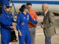 Fotografía cedida por el Centro Espacial Johnson de la NASA donde aparece su director interino, Stephen A. Koerner (d), recibiendo a la astronauta Sunita 'Suni' Williams (c) a su llegada este martes, a las instalaciones del Campo Ellington del Centro en Houston, Texas
