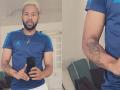 Jerce Reyes Barrios con el móvil en la mano y un detalle del tatuaje