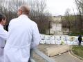 Médicos del Hospital de Toledo contemplan la crecida del Tajo