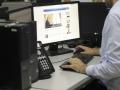 Un trabajador en una oficina.