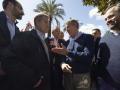El presidente del Partido Popular, Alberto Núñez Feijóo, y el presidente de la Junta de Castilla- La Mancha, Emiliano García-Page (2i), durante su visita a Talavera de la Reina para conocer la situación provocada por la crecida del Tajo. EFE/Manu Reino