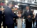 El presidente del Partido Popular, Alberto Núñez Feijóo saluda al presidente valenciano, Carlos Mazón