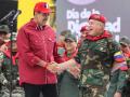 El presidente venezolano, Nicolás Maduro (i), saluda a su ministro del Interior, Diosdado Cabello