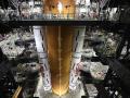 La etapa central de Artemis II se eleva a la Bahía Alta 3 dentro del Edificio de Ensamblaje de Vehículos en el Centro Espacial Kennedy