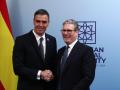 Pedro Sánchez junto a Keir Starmer