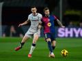 El defensa del F.C. Barcelona Iñigo Martínez durante el partido de LaLiga entre FC Barcelona y CA Osasuna en el Estadio Olímpico de Montjuic