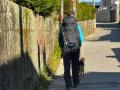 Una peregrina a su paso por Redondela, hace el camino junto a su perro