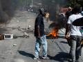 Imagen de archivo de manifestantes cerca de objetos en llamas en una calle de Puerto Príncipe, Haití