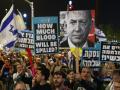 Un hombre sostiene una pancarta con retratos a medias del primer ministro israelí, Benjamin Netanyahu (izq.), y del presidente turco, Recep Tayyip Erdogan (der.), durante una protesta de manifestantes antigubernamentales israelíes que exigen el fin de la guerra en Gaza y el regreso de todos los rehenes retenidos por Hamás,