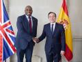 El ministro Albares con el secretario del Foreign Office y la bandera equivocada