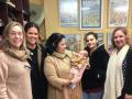 Miembros de Adevida Córdoba con una de las madres atendidas este año