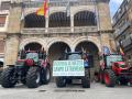 Tractores de Apag Extremadura Asaja frente al Ayuntamiento de Plasencia en su travesía a Bruselas