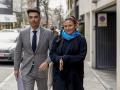 La actriz Elisa Mouliaá (d) y su abogado Alfredo Arrién