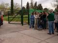 Miembros de Vox y simpatizantes a las puertas del centro de menas de Fuenlabrada este martes