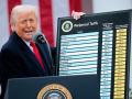 El presidente Donald Trump sostiene una gráfica con los aranceles recíprocos a las principales economías del mundo