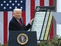 El presidente de Estados Unidos, Donald Trump, sostiene una gráfica mientras pronuncia un discurso sobre aranceles recíprocos