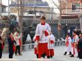 Una procesión católica discurre por las calles de un municipio chino