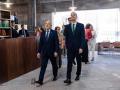 El rector de la UNED, Ricardo Mairal (i) y el presidente del Gobierno, Pedro Sánchez (d