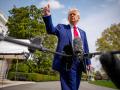 Donald Trump hace un gesto a los medios de comunicación antes de abordar el Marine One