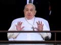El Papa Francisco bendice a los fieles a su salida del Gemelli, el pasado 23 de marzo