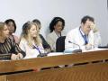 El fiscal general del Estado (dcha.) con su mujer (izquierda) en unas jornadas de la Fiscalía General de Cuba, en marzo de 2025