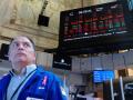 Un trader en la bolsa de Nueva York observa las caídas de los indicadores bursátiles