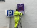 Un operario coloca una señal de tráfico para la Semana Santa