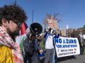 Un grupo de personas protesta a favor de Palestina afuera de donde se realiza la presentación de los 50 años de Microsoft