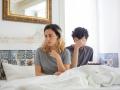 Una pareja en la cama tras una discusión