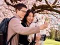 Una pareja se hace un selfie con su perro