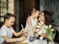 Una madre, en la cocina junto a sus hijos