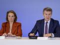 El líder del PP, Alberto Núñez Feijóo, junto a la secretaria general, Cuca Gamarra