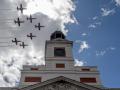 Aviones de la patrulla Águila durante el acto cívico militar con motivo del Día de la Comunidad de Madrid en la Puerta del Sol, a 2 de mayo de 202