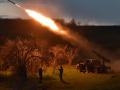 La 65 Brigada Mecanizada de las Fuerzas Armadas de Ucrania, militares ucranianos disparan un MLRS