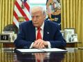 El presidente de Estados Unidos, Donald Trump, se prepara para firmar una orden ejecutiva en la Oficina Oval de la Casa Blanca
