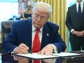 Donald Trump firmando órdenes ejecutivas