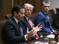 Trump sentado junto a Marco Rubio y Pete Hegseth