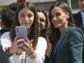La Reina se fotografía con una joven este viernes en León