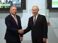 el presidente de Rusia, Vladimir Putin, estrecha la mano del enviado del presidente estadounidense Donald Trump, Steve Witkoff