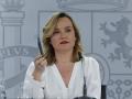 La portavoz del Gobierno, Pilar Alegría, sujetando su teléfono móvil