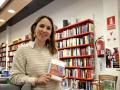 La periodista Laura Fàbregas, en la librería Documenta de Barcelona
