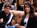 Matthew Perry y Maggie Wheeler en 'Friends'.