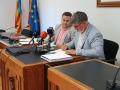 El alcalde de Muro de Alcoy, Vicent Molina, junto al socialista Saúl Serrano