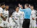 Los jugadores del Real Madrid protestan al árbitro por el penalti señalado a Asencio
