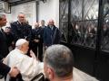 Francisco saluda a los presos de la prisión Regina Coeli