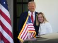 El presidente Donald Trump saluda a la primera ministra italiana, Giorgia Meloni, frente al Ala Oeste de la Casa Blanca
