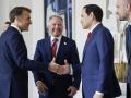 El presidente francés Emmanuel Macron saluda al secretario de Estado de EE.UU. Marco Rubio