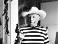 Como parte del personaje que se había construido, a Picasso le gustaba fardar de armas. El fotógrafo André Villers lo retrató con un revolver, pitillo en boca y sombrero vaquero (y su eterna camiseta a rayas de artista bohemio parisino).