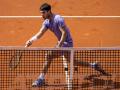 Carlos Alcaraz golpea de volea durante la final del Godó